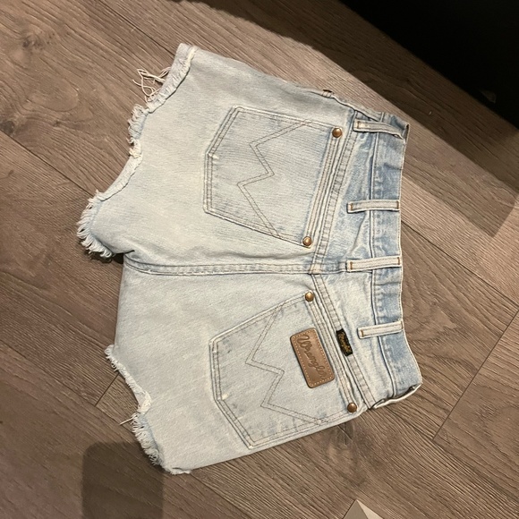 Wrangler Shorts - Picture 2 of 3